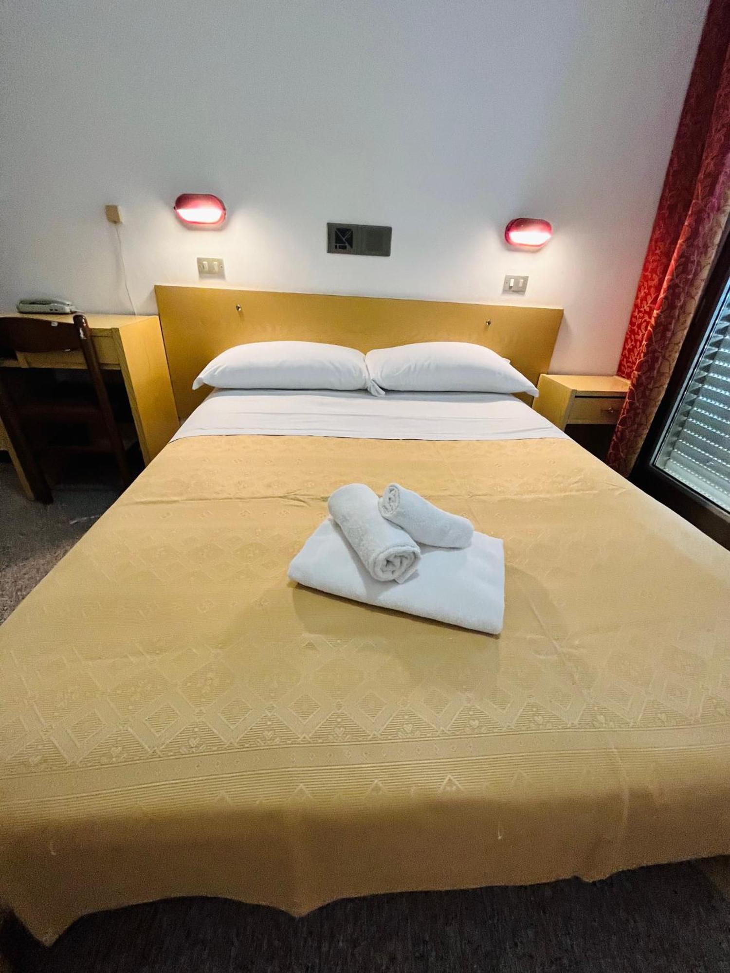 Hotel Columbia Frontemare Rimini Exterior photo